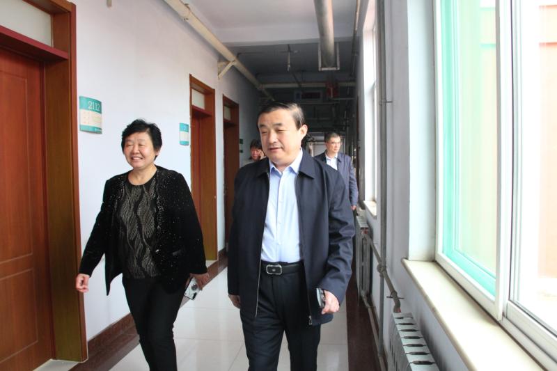 爱心慰问敬老院，华达关怀暖重阳