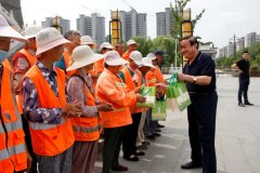 心系一线环卫工，炎炎夏日送清凉--连续11年，为平原这家企业点赞！