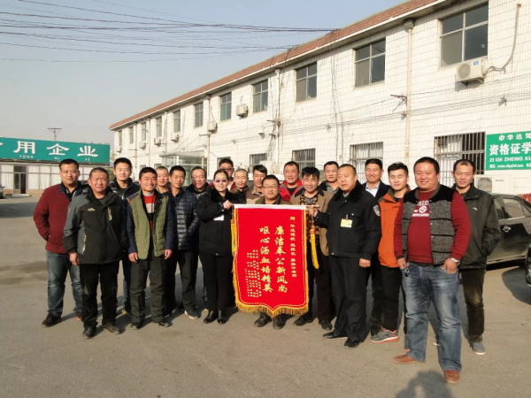 上岗证培训100%合格率，学员感激送锦旗！