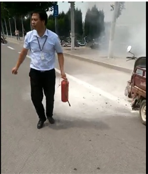 平原街头一三轮车自燃！之后这一幕，暖人心！